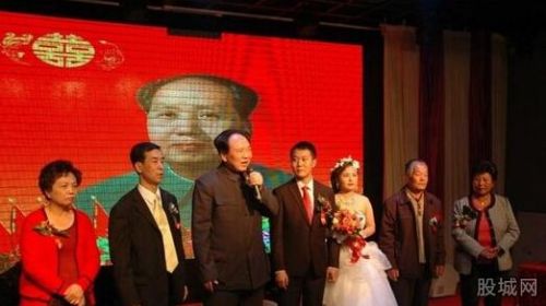 80后研究生毛式婚礼 到场亲朋赠送毛泽东诗词语录