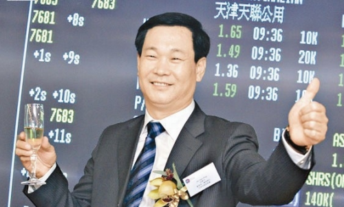 贪官出逃伪装成买菜老汉终暴露 三轮车里放150万