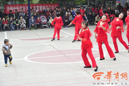 奶奶广场跳舞 小男孩捂着耳朵逃跑观众笑翻