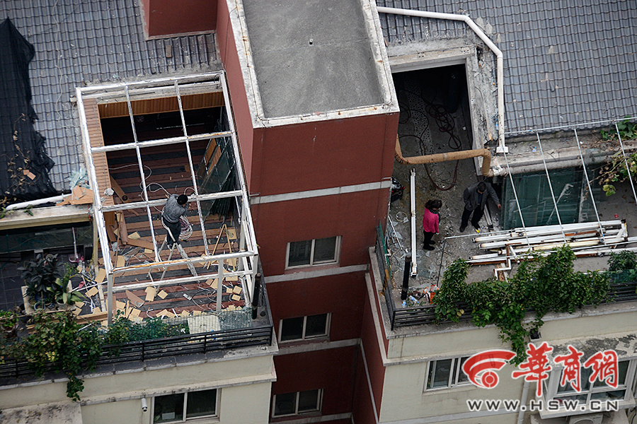 天赐苑顶层乱搭建开拆 业主望保留南侧私人区域