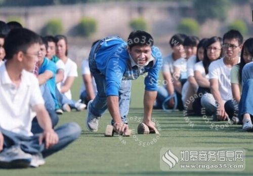 广西坚强男孩爬着上大学 篮球女孩夺100米蛙泳冠军