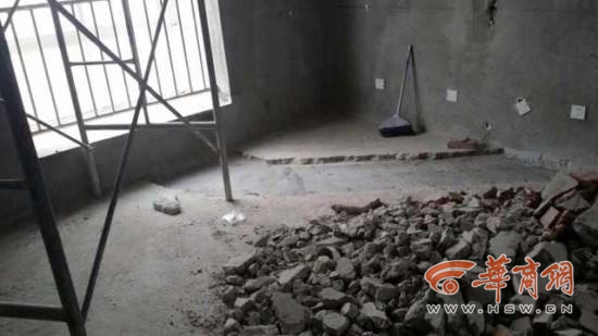 男子买房刚一年 一觉醒来房顶现多条裂缝