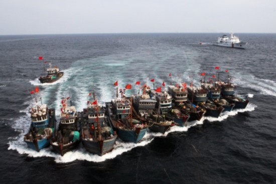     2012年，中国11艘渔船利用绳索相互捆绑在一起，组成船队与韩国海警对峙。韩国海警称中国渔民抵抗越来越凶猛，简直是海盗。资料图 