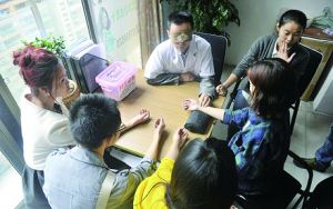 图为吕即来中和5位志愿者，正在接受诊断挑战。