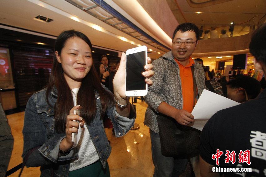 iphone6内地零点发售 手机到手果粉笑开颜