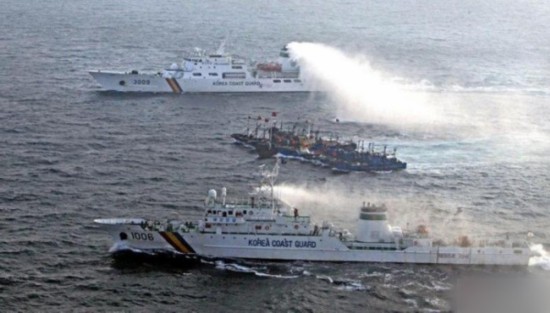 2012年，韩国海警船用水炮驱赶中国渔船。资料图