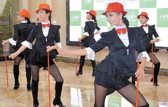 平均年龄58岁 广场舞大妈集体整容或冲刺羊年春晚