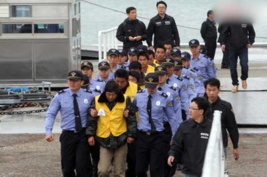 2012年10月16日，韩国海警在全罗南道西北方向盘查“非法捕捞”时，向中国渔民发射5发橡皮子弹，一名中国渔民张树文被击中身亡。次日，韩国海警以涉嫌“非法捕捞”为由，扣押了抵达木浦港的“鲁营渔50987号”号等两艘中国渔船，并将23名中国渔民拘留。