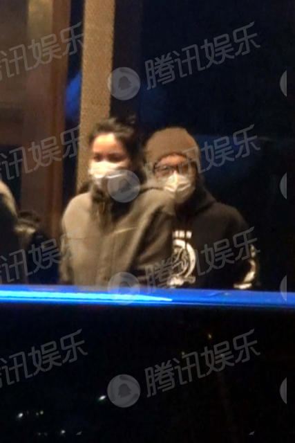 锋菲同行被拍 俩人全副武装戴口罩穿情侣帽衫