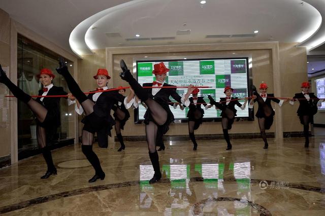 12名大妈为上春晚集体整容：60岁年龄18岁好身材