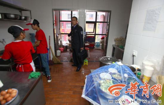 西安小孟华擀面皮店被责令停业又“偷”开