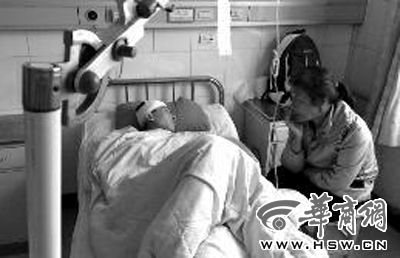 抑郁症男生偷手机被发现捅伤4同学 割腕跳河被救起