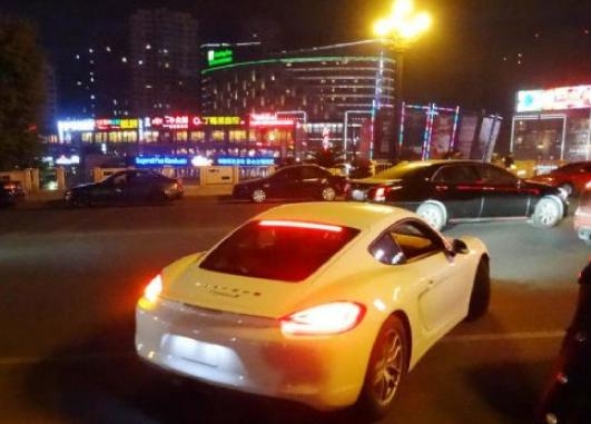 富二代开保时捷摆地摊被城管轰走：赚点油钱