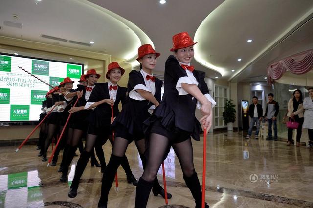 12名大妈为上春晚集体整容：60岁年龄18岁好身材