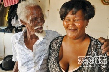 南非八旬老汉长3睾丸