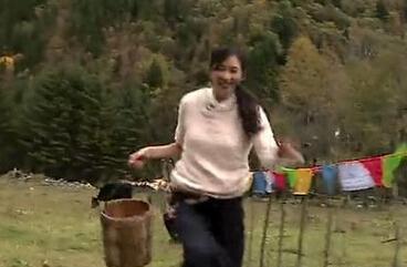 林志玲“嫁入”藏民家庭 娇气直喘挤牛奶曝光（组图/视频）