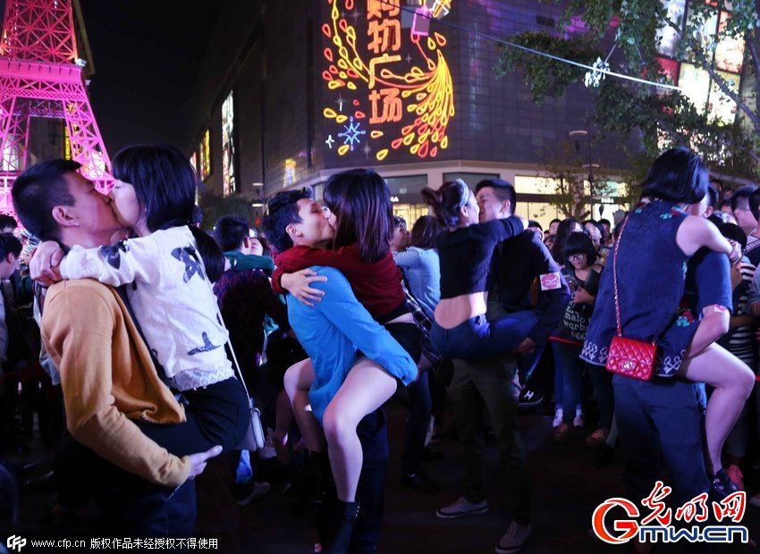 浙江金华：接吻大赛拼耐力 高难动作引观众欢呼