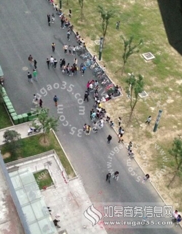 安徽中医药大学学生跳楼事件续：学生家长闹事堵宿舍放鞭炮
