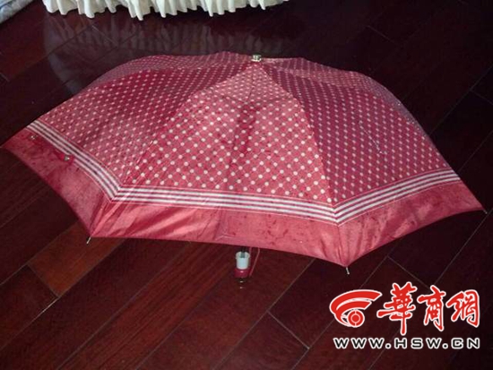 陌生人雨中送小红伞 八旬老人感到特温暖