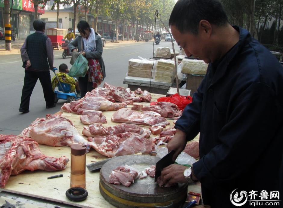 山东一猪肉铺老板酷爱书法 边卖猪肉边练字