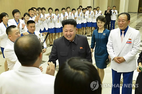 　　朝中社报道，金正恩同夫人李雪主会见了仁川亚运会和近期世界锦标赛金牌得主。