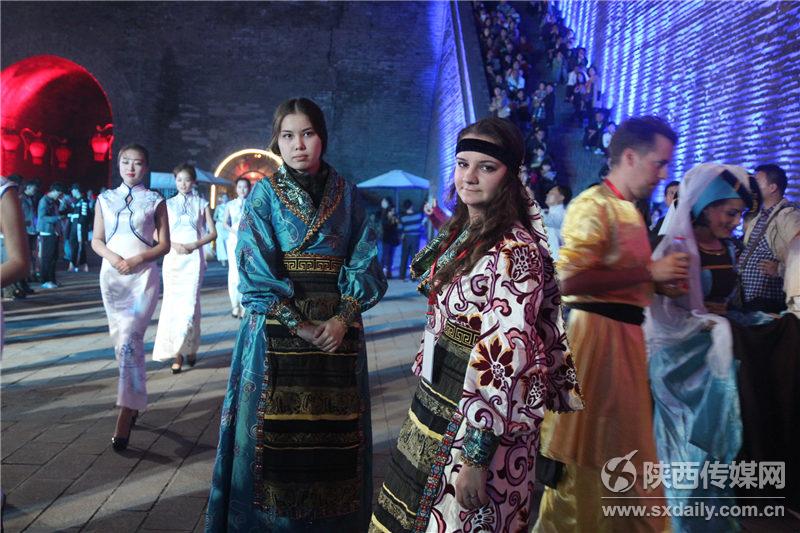 “影动丝路 星耀长安”首届丝绸之路国际电影节最后一次正式带妆彩排。