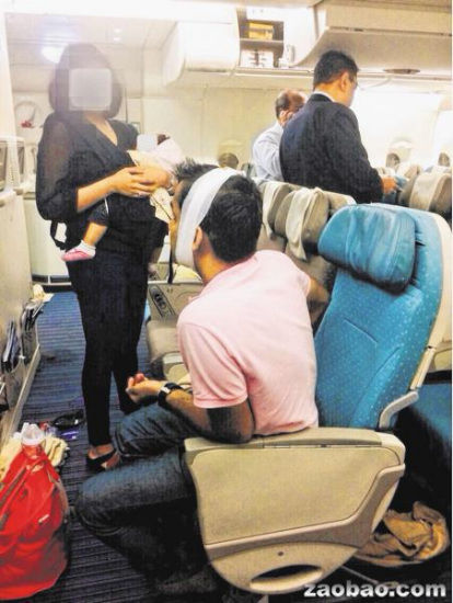 新航客机突遇气流22人被抛起撞伤舱顶破洞（图）