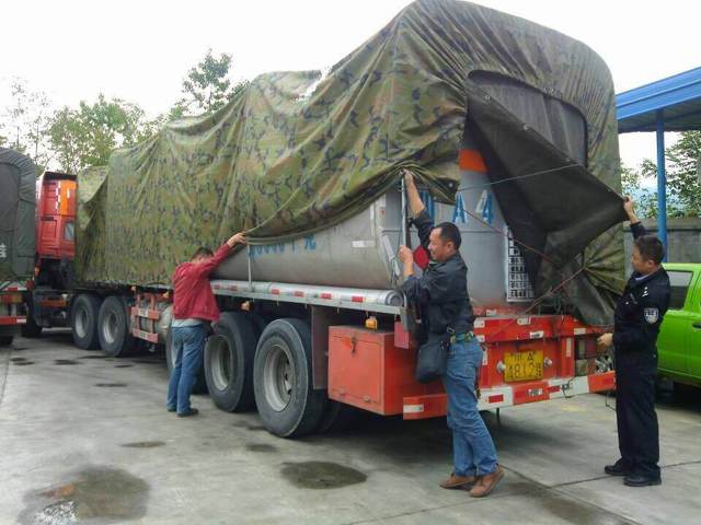 高速路上一罐车乔装成货车 被汉中交警查扣