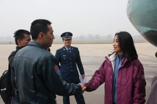 2010年青海玉树地震，刘迎霞搭乘军机赴震区送慰问品