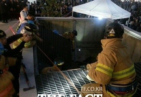 韩演唱会塌台16死 活动策划人接受警察审问后自杀