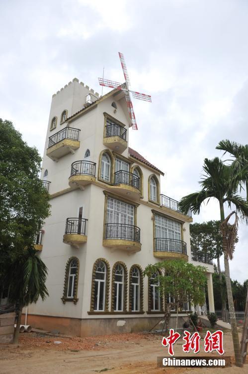 海南农民建别墅形似美国会大厦