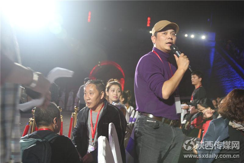 “影动丝路 星耀长安”首届丝绸之路国际电影节开幕式总导演高导在细致入微的调整开幕式的每个细节。
