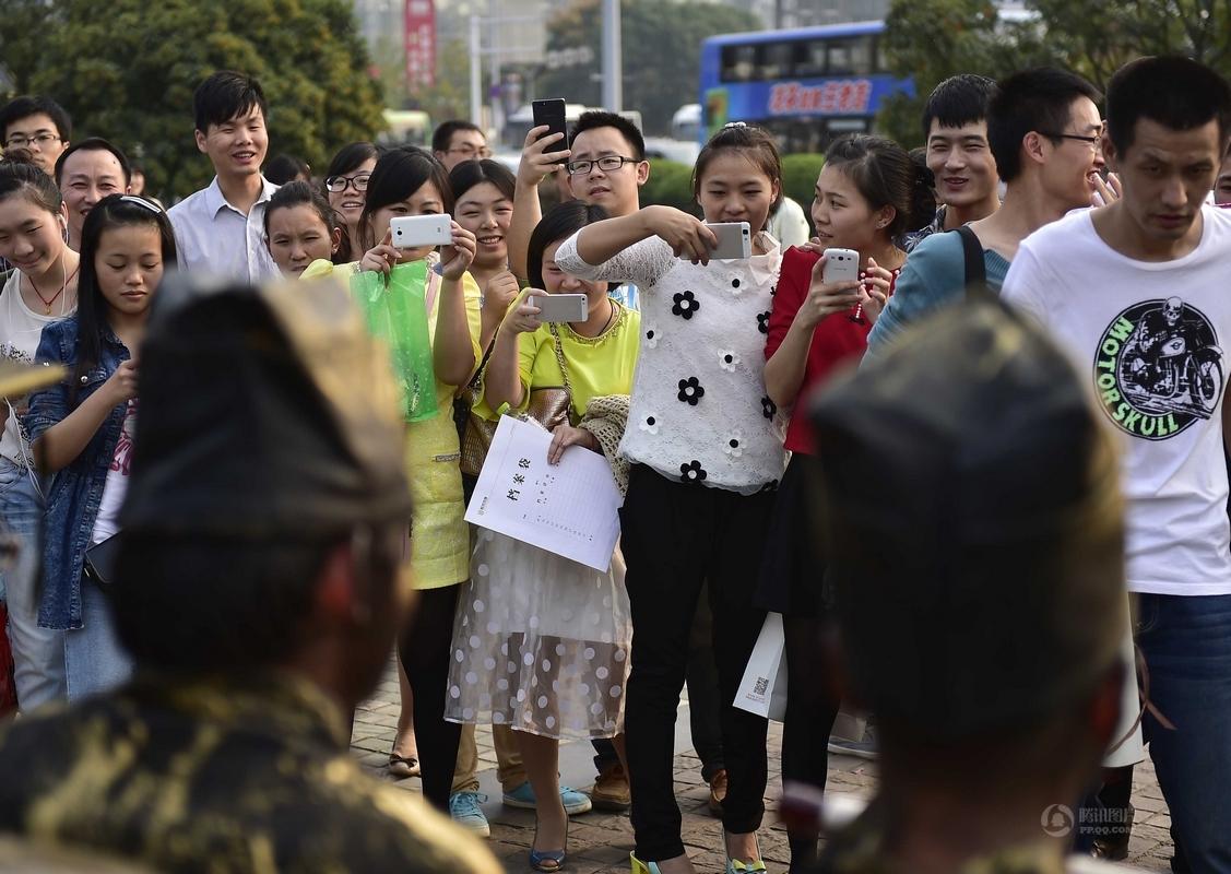 武汉大学生扮铜人 倡导读书有用