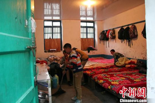 湖北巴东县一乡镇中学现状：学生百余名 校舍陈旧