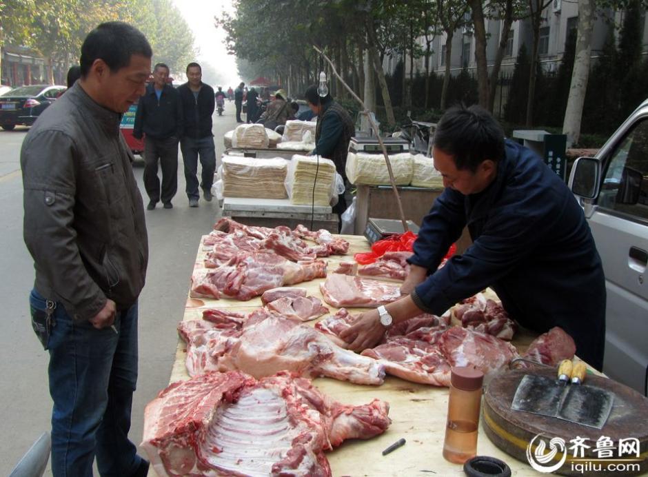 山东一猪肉铺老板酷爱书法 边卖猪肉边练字