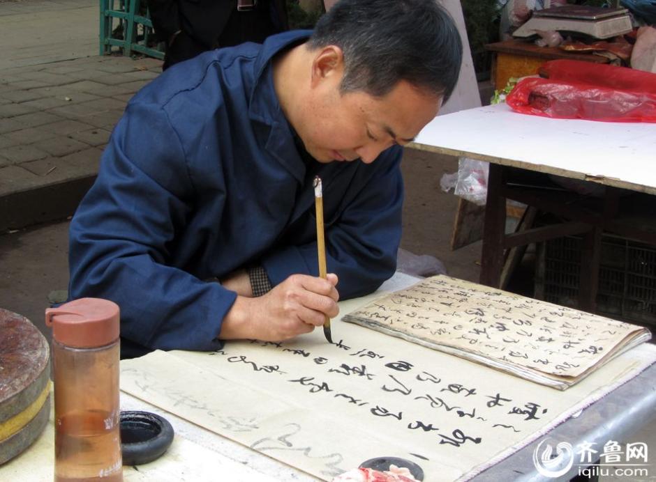 山东一猪肉铺老板酷爱书法 边卖猪肉边练字