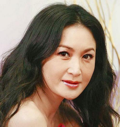 夯话题：温碧霞打百支美容针回春 女星几十年如一日驻颜有术 