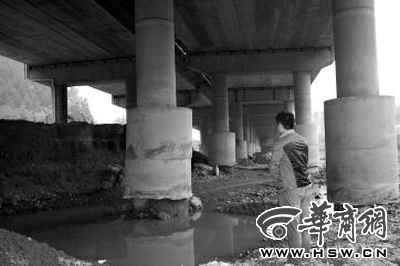 福银高速山阳段有非法采砂 屡禁不止危及大桥安全