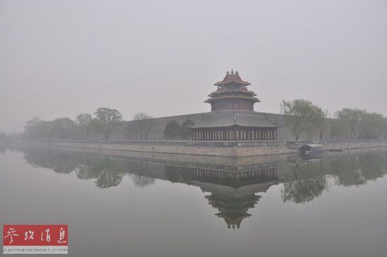 北京故宫角楼被雾霾笼罩。新华社发（吴国才