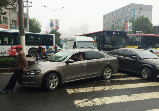 丈八路车祸司机不下车 致十字堵车十多分钟