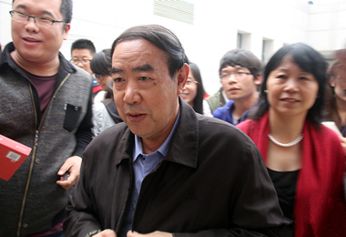 文学陕军走进高校 贾平凹倍受欢迎被团团围住
