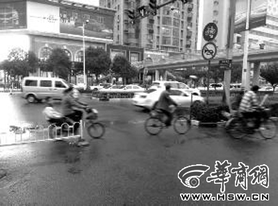 科创路左拐高新路无非机动车入口 交警留出3米通道
