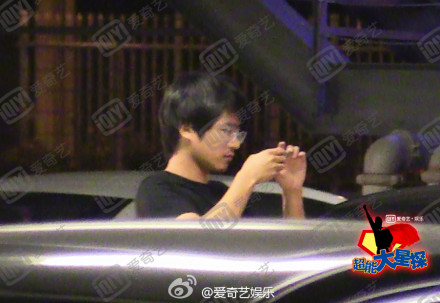 韩寒被曝地下情与赵卓娜幽会被拍 曾传两人共待一晚