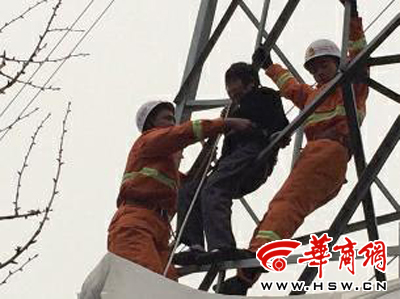 自称儿被打伤没人照顾她 七旬老太爬上高压线铁塔