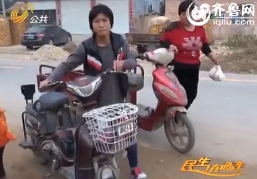 被扎钢针女婴舅妈自杀 当天上午曾微笑接受采访