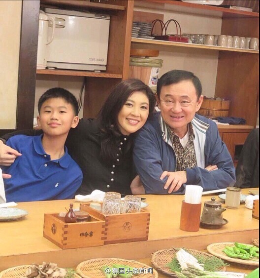 这是22日泰国前总理英拉带儿子和前来会合的泰国前总理他信在日本一起欢聚，在日本麦当劳里大吃日本限量版汉堡包，享受着平民百姓的温馨假期生活。