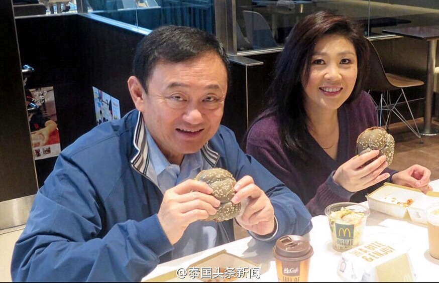 这是22日泰国前总理英拉带儿子和前来会合的泰国前总理他信在日本一起欢聚，在日本麦当劳里大吃日本限量版汉堡包，享受着平民百姓的温馨假期生活。