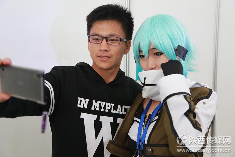 观展的同学争相和喜欢的COSER合影。