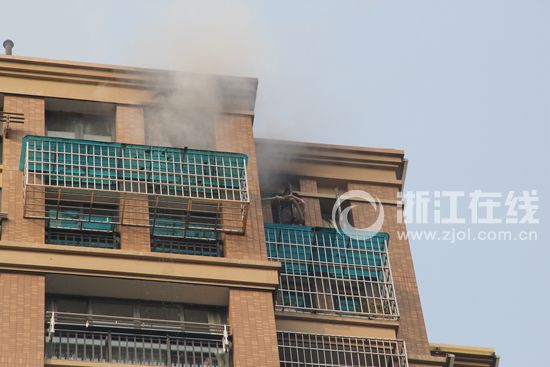 结婚迎亲遭遇小区着火