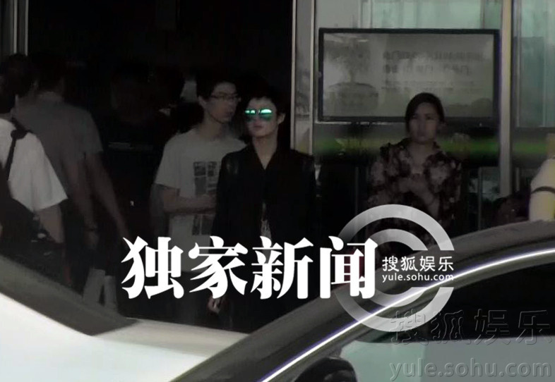 组图：邓超回京与孙俪团聚 下飞机后直奔“邓宅”